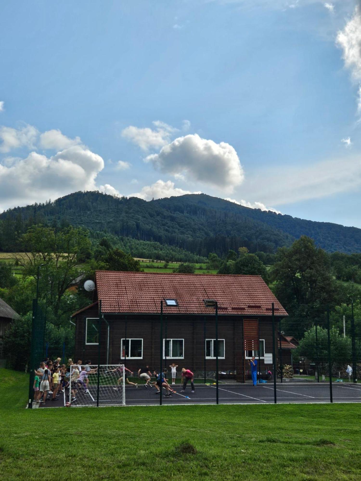 Зачаровані Карпати, Воловець Luaran gambar